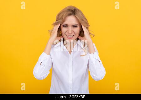 Attacco di mal di testa. Donna d'affari soffre di mal di testa. Mal di testa. Affaticamento cronico Foto Stock