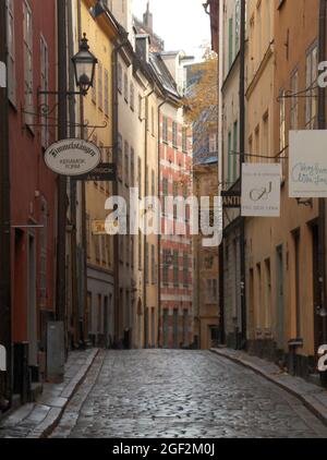 Kindstugagatan, un'altra strada acciottolata nel centro medievale di Stoccolma, Svezia. Foto Stock