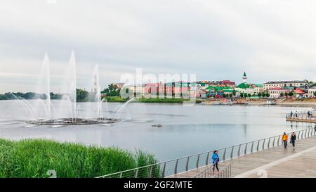 Nizhny Kaban lago argine, fontana e antico insediamento Tatar a Kazan, Russia Foto Stock