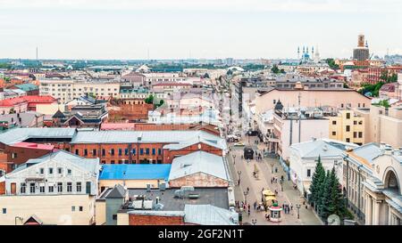 Panorama di Kazan, Russia. Tetti, Bauman Street, Moschea Kul-Sharif Foto Stock