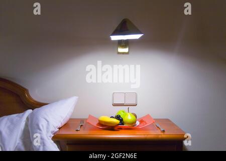Piatto di frutta nella camera da letto di un hotel, Austria Foto Stock