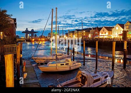 Husum porto in bassa marea in serata, Germania, Schleswig-Holstein, Frisia settentrionale, Husum Foto Stock