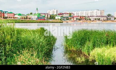 Nizhny Kaban lago argine, redbeds e il vecchio insediamento Tatar a Kazan, Russia Foto Stock