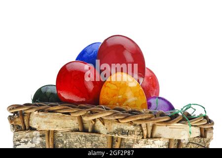 Uova tinte in un cestino, taglio-out, Germania Foto Stock