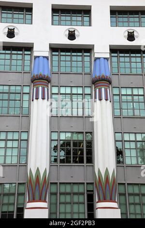 Edificio in stile rivivale egiziano della fabbrica di sigarette Carreras a Camden, nel nord di Londra Foto Stock