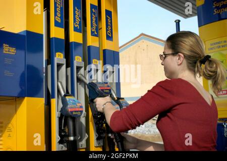 Conducente di auto femminile alla pompa benzina, Germania Foto Stock