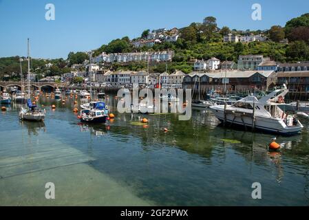 Looe, Cornovaglia, Inghilterra, Regno Unito. 2021. Bassa marea ebb sul fiume Looe un fiume marea che mostra uno scivolo sommerso e molte barche che guardano a East Looe, Corn Foto Stock