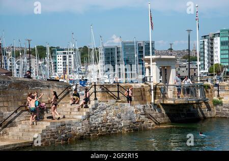 Plymouth Devon Inghilterra, Regno Unito. 2021. Il muro di mare e i giovani, giocano presso la storica Mayflower Steps nella zona barbicana, Plymouth, Regno Unito. La Fata del Pellegrino Foto Stock