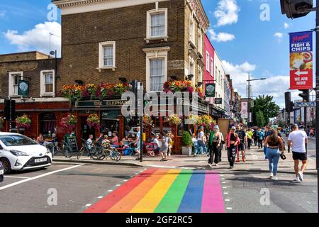 LONDON CAMDEN LOCK CAMDEN TOWN ELEFANTI TESTA PUB E RAINBOW COLORATO ATTRAVERSAMENTO SULLA HIGH STREET Foto Stock