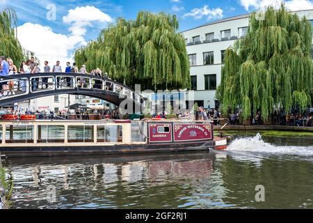 LONDON CAMDEN LOCK CAMDEN TOWN LONDON WATERBUS O NARROWBOAT SOTTO IL PONTE DI FERRO Foto Stock