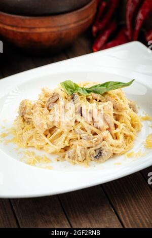 Pasta di Carbonara con pollo affumicato e funghi Foto Stock