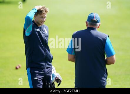 Joe Root (a sinistra) in Inghilterra con Chris Silverwood durante una sessione di reti a Emerald Headingley, Leeds. Data foto: Lunedì 23 agosto 2021. Foto Stock