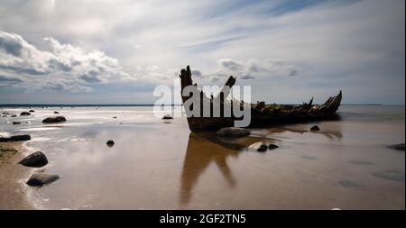 Loksa, Estonia - 8 agosto 2021: Lunga esposizione del naufragio di Raketa nel Golfo di Finlandia Foto Stock