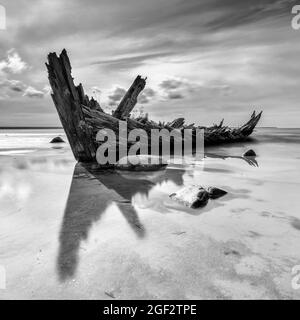 Loksa, Estonia - 8 agosto 2021: Vista in bianco e nero del naufragio di Raketa nel Golfo di Finlandia Foto Stock