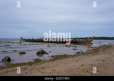 Loksa, Estonia - 8 agosto 2021: Vista del naufragio di Raketa nel Golfo di Finlandia sulle coste dell'Estonia settentrionale Foto Stock