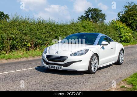 2016 bianco Peugeot RCZ GT HDI GT 1997cc diesel in rotta per Capesthorne Hall classica mostra di luglio, Cheshire, Regno Unito Foto Stock