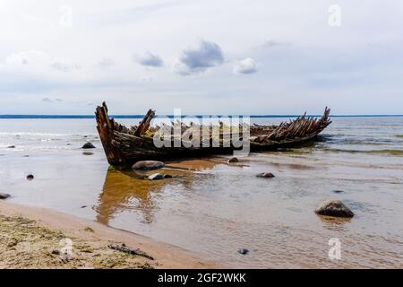 Loksa, Estonia - 8 agosto 2021: Vista del naufragio di Raketa nel Golfo di Finlandia sulle coste dell'Estonia settentrionale Foto Stock