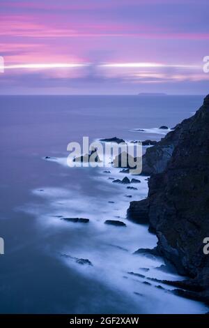 La costa frastagliata di Hartland Quay dalla cima di Warren Cliff sul North Devon Coast National Landscape con Lundy Island all'orizzonte, in Inghilterra. Foto Stock