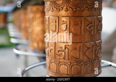 Ruote di preghiera tibetane a Sarnath, Varanasi, Uttar Pradesh, India Foto Stock