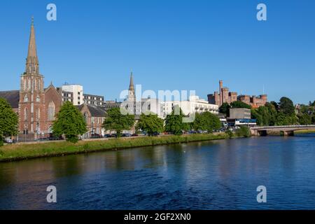 Il centro di Inverness, tra cui il Castello sulle rive del fiume Ness, Scozia Foto Stock