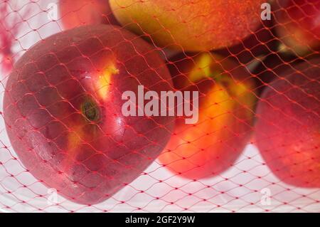 Nettarine sul loro imballaggio di plastica coperto. Primo piano Foto Stock