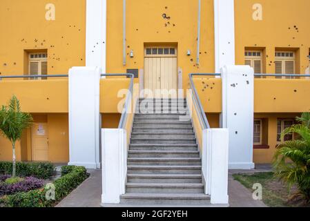 L'architettura esterna e' caratterizzata da un edificio militare fortificato conosciuto come Cuartel Moncada, Santiago de Cuba, Cuba Foto Stock