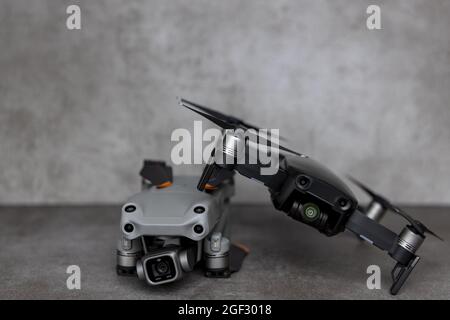 ZUTPHEN, PAESI BASSI - 10 ago 2021: Il drone del quadricottero dell'aria Mavic che poggia sulla parte superiore della nuova versione portatile piegata DJI Air 2S. Foto Stock