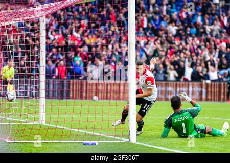 ROTTERDAM, PAESI BASSI - AGOSTO 22: Bryan Linssen di Feyenoord segna un gol (1-0) contro Passi pure Eagles, Warner Hahn durante la partita olandese Eredivie tra Feyenoord e Passi pure Eagles allo Stadion Feijenoord De Kuip il 22 agosto 2021 a Rotterdam, Paesi Bassi (Foto di Yannick Verhoeven/Orange Pictures) Foto Stock