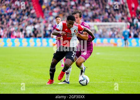 ROTTERDAM, PAESI BASSI - AGOSTO 22: Luis Sinisterra di Feyenoord, Mats Deijl di aquile di Passi pure durante la partita olandese di Eredivie tra Feyenoord e aquile di Passi pure allo Stadion Feijenoord De Kuip il 22 Agosto 2021 a Rotterdam, Paesi Bassi (Foto di Yannick Verhoeven/Orange Pictures) Foto Stock