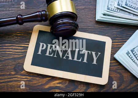 Piatto con pena di parola e gavel vicino al denaro per tassa legale. Foto Stock