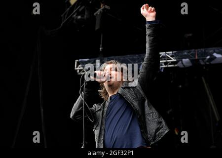 Abbracciate la preformazione dal vivo sul palco al festival musicale Hardwick, 22 agosto 2021 Foto Stock