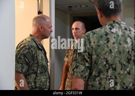 210821-N-OX321-1012 STAZIONE AERONAVALE DI SIGONELLA, ITALIA (AGOSTO 21, 2021) Comandante, Regione Marina Europa, Africa, Centrale, ADM posteriore. Scott Gray, ispeziona le stanze della baracca a bordo della Stazione aeronavale di Sigonella per il supporto della missione del Dipartimento della Difesa per facilitare la partenza e il trasferimento sicuri dei cittadini degli Stati Uniti, dei destinatari del visto speciale di immigrazione e delle popolazioni afghane vulnerabili dall'Afghanistan, 21 agosto 2021. (STATI UNITI Foto Navy di Mass Communication Specialist 1a classe Kegan E. Kay) Foto Stock