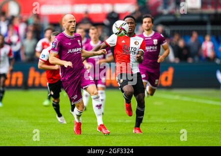 ROTTERDAM, PAESI BASSI - AGOSTO 22: Gerrit Nauber di Passi pure Aquile, Luis Sinisterra di Feyenoord durante la partita olandese Eredivie tra Feyenoord e le aquile di Passi pure allo Stadion Feijenoord De Kuip il 22 Agosto 2021 a Rotterdam, Paesi Bassi (Foto di Yannick Verhoeven/Orange Pictures) Foto Stock