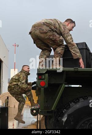 Brian Lubasky, primo Squadrone di Combat Communications, carica il carico su un camion durante il funzionamento degli Allees Refuge alla base aerea di Ramstein, Germania, 22 agosto 2021. Questo carico includeva apparecchiature di comunicazione essenziali per supportare il funzionamento degli Allees Refuge. (STATI UNITI Foto Air Force di Senior Airman Caleb S. Kimmell) Foto Stock