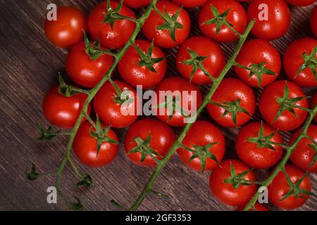 Vista dall'alto di capriate di piccoli pomodori ciliegini maturi Foto Stock