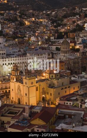 Città storica di Guanajuato, Cattedrale Nuestra Senhora de Guanajuato e l'università di notte, provincia di Guanajuato, Messico Foto Stock