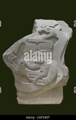 Villahermosa, Chiapas, Messico: 26 marzo 2007 - prima rappresentazione conosciuta del serpente piume, testa di pietra gigante di Olmec e scultura, la Venta Foto Stock