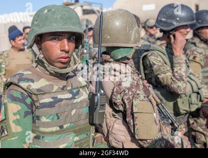 Un soldato dell'esercito nazionale afghano è in piedi nella formazione di pomeriggio in attesa delle istruzioni ad un checkpoint nell'Afghanistan occidentale, 31 dicembre 2019. (STATI UNITI Foto della riserva dell'esercito da SPC. Jeffery J. Harris/ rilasciato) Foto Stock