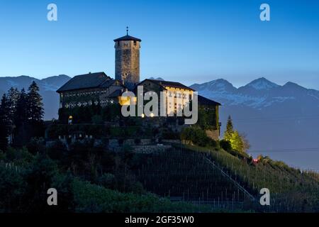 La sera cade su Castel Valer e sui meleti della valle di non. Tassullo, provincia di Trento, Trentino Alto Adige, Italia, Europa. Foto Stock