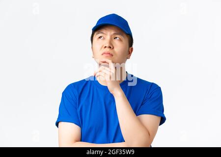 Shopping online, spedizione rapida, dipendenti e concetto di consegna a domicilio. Primo piano di ponderante corrieri asiatici in uniforme blu, toccando Foto Stock