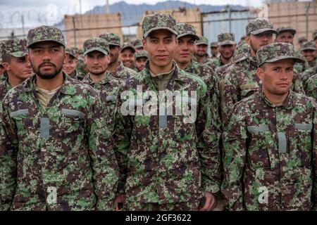 Gli apprendisti dell'esercito nazionale afghano si sono formati durante una visita del vice ministro della Difesa afghano Dr. Yasin Zia e del comandante del supporto Resolute Gen. Scott Miller a Kabul, Afghanistan, 5 marzo 2020. Il supporto risoluto è una missione guidata dalla NATO (North Atlantic Treaty Organization) per formare, consigliare e assistere le forze e le istituzioni di difesa e sicurezza nazionali afghane. (STATI UNITI Foto della riserva dell'esercito da SPC. Jeffery J. Harris/rilasciato) Foto Stock