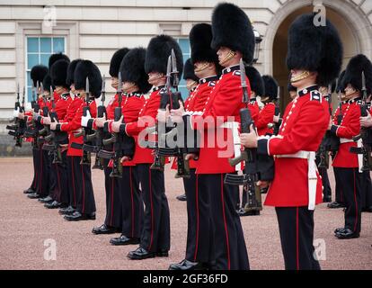 I membri del 1° Battaglione le Guardie Coldstream prendono parte al Cambio della Guardia a Buckingham Palace, Londra, che si svolge per la prima volta dall'inizio della pandemia del coronavirus. Data foto: Lunedì 23 agosto 2021. Foto Stock