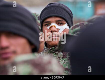 I tirocinanti dell'esercito nazionale afghano stanno in formazione durante una visita del ministro afghano della Difesa Aguadullah Khalid, del vice ministro della Difesa Dr. Yasin Zia e del comandante del sostegno resolute Gen. Scott Miller a Kabul, Afghanistan, 5 marzo 2020. Il supporto risoluto è una missione guidata dalla NATO (North Atlantic Treaty Organization) per formare, consigliare e assistere le forze e le istituzioni di difesa e sicurezza nazionali afghane. (STATI UNITI Foto della riserva dell'esercito da SPC. Jeffery J. Harris/rilasciato) Foto Stock