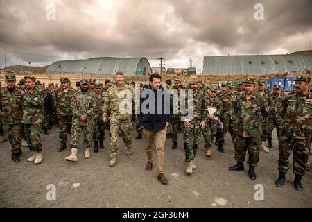 Gli istruttori di addestramento iniziale dell'esercito nazionale afghano si riuniscono con il ministro della Difesa Aguadullah Khalid e il consigliere maggiore del ministero della Difesa U.S. Army Briga. Gen. William "Hank" Taylor prima di parlare ai tirocinanti a Kabul, Afghanistan, 5 marzo 2020. Il supporto risoluto è una missione guidata dalla NATO (North Atlantic Treaty Organization) per formare, consigliare e assistere le forze e le istituzioni di difesa e sicurezza nazionali afghane. (STATI UNITI Foto della riserva dell'esercito da SPC. Jeffery J. Harris/ rilasciato) Foto Stock