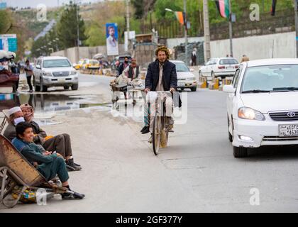 Un civile afghano guida la sua bici nelle strade della città di Kabul, Afghanistan, 29 aprile 2020. (STATI UNITI Foto della riserva dell'esercito da SPC. Jeffery J. Harris/rilasciato) Foto Stock