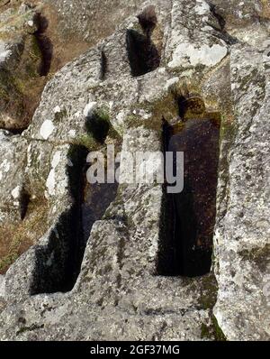 Spagna, Galizia, provincia di Ourense, Ribadavia. Necropoli dell'Alto Medioevo (VIII-IX secolo). Tombe antropomorfe, con teste a ferro di cavallo, scavate in sto Foto Stock