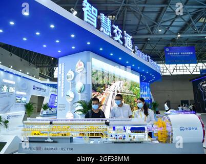 (210823) -- CHONGQING, 23 agosto 2021 (Xinhua) -- i visitatori visitano lo stand della mostra China Railway allo Smart China Expo di Chongqing, Cina sudoccidentale, 23 agosto 2021. Lo Smart China Expo 2021 è stato inaugurato a Chongqing lunedì, con oltre 600 aziende che partecipano alla mostra online e offline. (Xinhua/Wang Quanchao) Foto Stock