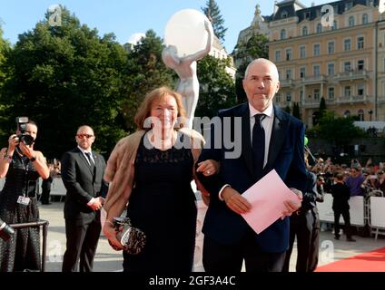 Il moderatore e l'attore Marek Eben e Livia Klausova arrivano al 55° Festival Internazionale del Film di Karlovy Vary (KVIFF) a Karlovy Vary, Repubblica Ceca, Foto Stock