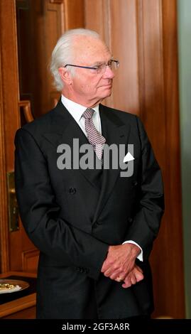 Re Carl Gustaf alla presentazione del medaglione ritratto del Re nel palazzo Riksdag di Stoccolma, Svezia, il 23 agosto 2021. Foto: Fredrik Sandberg / TT code 10080 Foto Stock