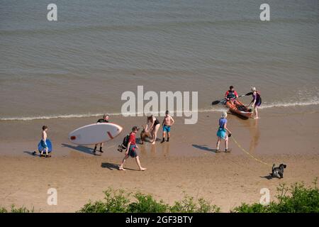 Famiglie sulla spiaggia di Broughton sulla Peninsuala Gower, vicino Swansea, Galles, Regno Unito. Fotografato durante la festa della banca di primavera, lunedì 31 maggio 2021, durante la pandemia di Coronavirus, un anno in cui più famiglie hanno trascorso una vacanza a casa, prendendo la loro staycation nel Regno Unito piuttosto che all'estero. Foto Stock